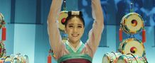 本番前の舞台裏と鮮やかな韓国舞踊の演舞を映す、本編映像
