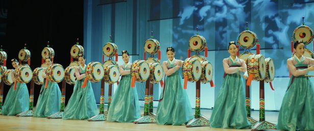 【写真を見る】華やかな衣装をまとい整列する少女たち