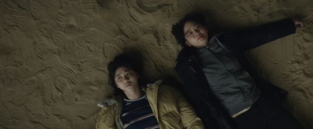 ソウルの芸術団を舞台に、母を失くした女子高生と完璧主義の先生の不思議な共同生活を描く『大丈夫、大丈夫、大丈夫！』は4月10日(金)より公開