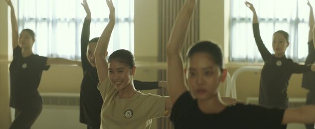 ナリを筆頭に豪華絢爛なステージのために日々練習に励む生徒たち