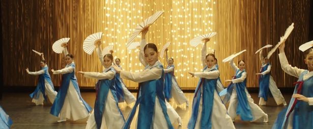 芸術団のセンターであるナリを筆頭に豪華絢爛なステージのために日々練習に励む生徒たちのパフォーマンスシーン