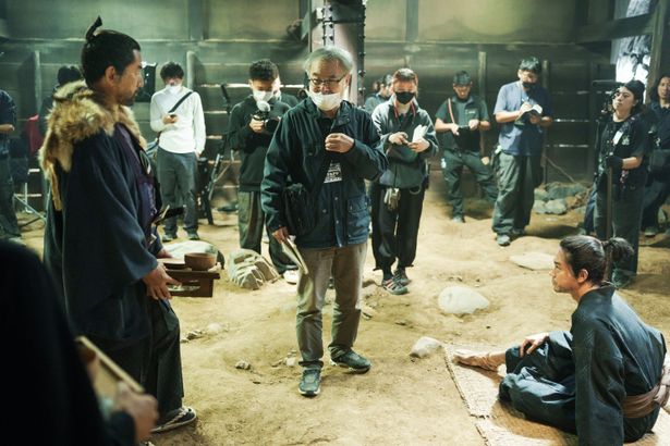 この牢屋、やけにデカい…？『黒牢城』の異色すぎるセットを捉えた、貴重なメイキングカット