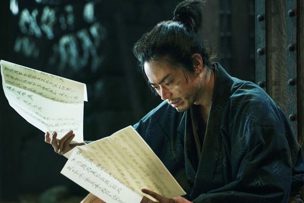 幽閉された敵方の軍師、黒田官兵衛を菅田将暉が演じる