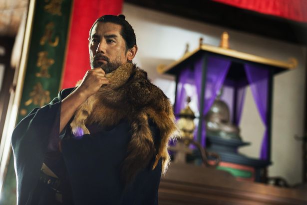 織田信長に反旗を翻し、籠城作戦に出る荒木村重(本木雅弘)