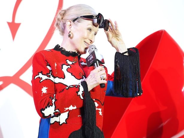 サングラスに手をかけたストリープに会場がざわめいた