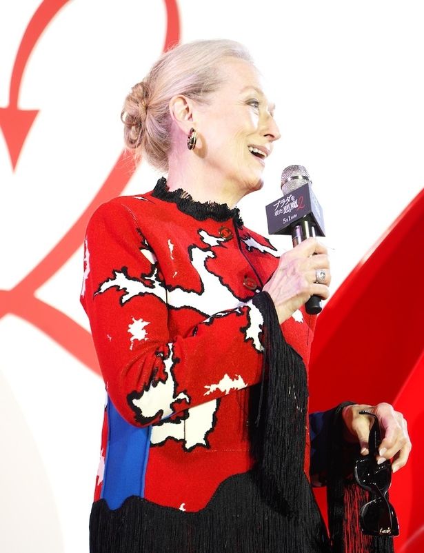 歓声が鳴り止まぬ様子に満面の笑みを浮かべていた