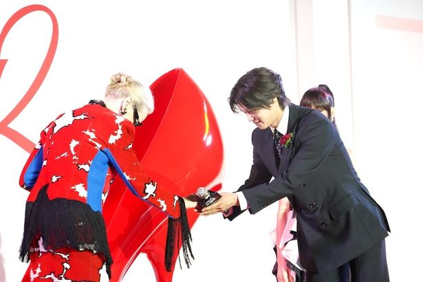 ストリープと握手をするK