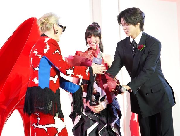 ハイヒールをあしらった花束がプレゼントされた