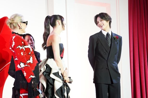 笑顔で再会を喜ぶハサウェイとK