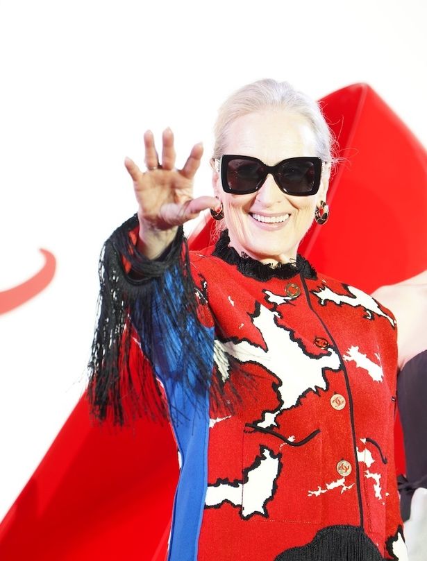 笑顔でカメラに手を振るストリープ