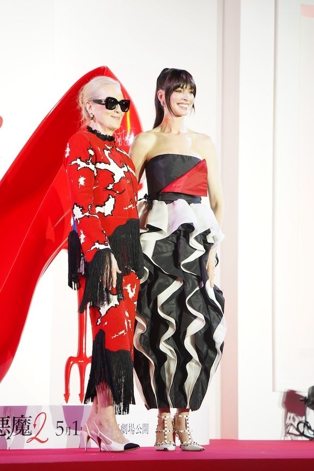 【写真を見る】アン・ハサウェイ＆メリル・ストリープ、『プラダを着た悪魔２』イメージカラーのドレスで圧巻の美を披露！