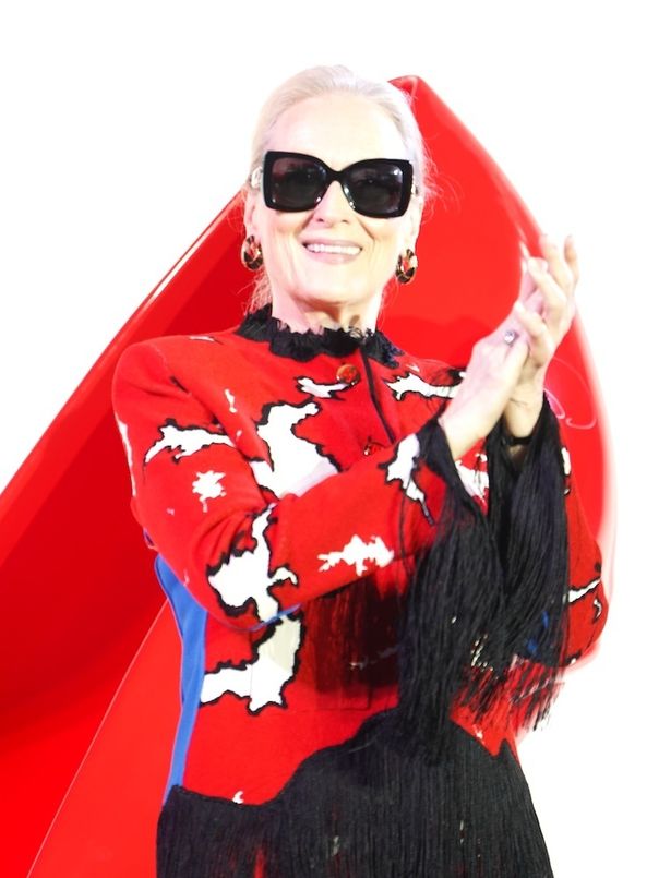 観客に拍手を送るストリープ