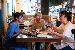 3人は偶然出会い、「金の密輸」を通して仲間としての絆を深めていく