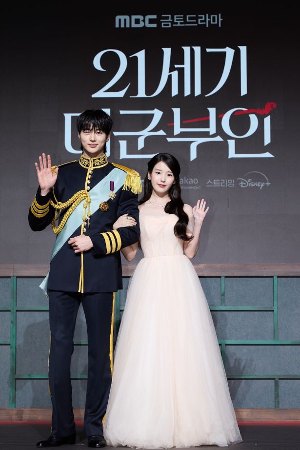 【写真を見る】エレガントな装いがピッタリの2人