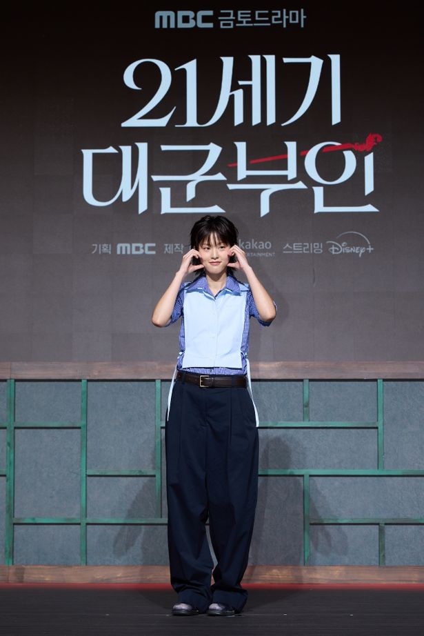 ヒジュを支えるト秘書官を演じたイ・ヨン