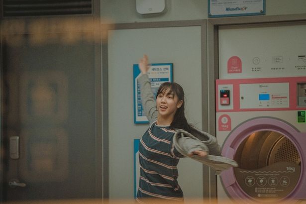 どんなにつらいことがあっても笑顔をみせるイニョン