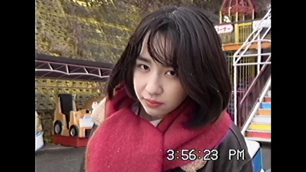 メイクや髪型、ファッションも絶妙に時代のニュアンスを捉えている