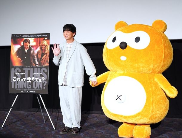 映画『これって生きてる？』特別試写イベントpowered by Pontaパスで手をつなぎ、フォトセッションに応じるパンサーの向井慧とポンタくん！