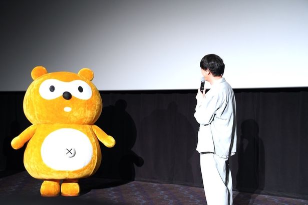 にこやかに挨拶をする2人