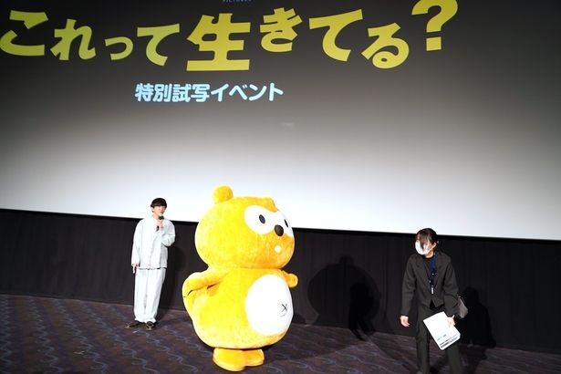 ポンタくんの一時退場を見守る向井