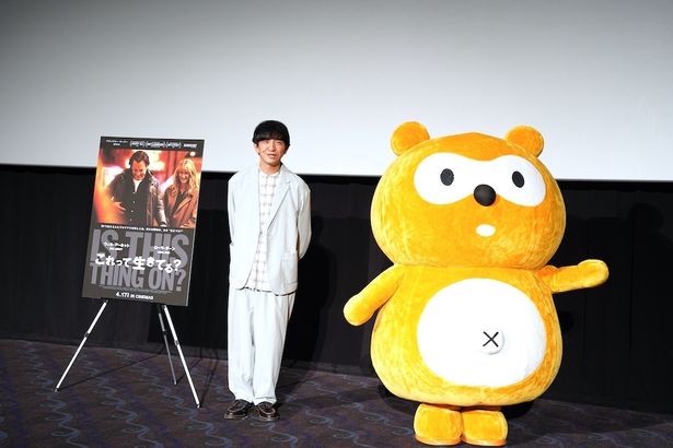 観客に手を振るポンタくん