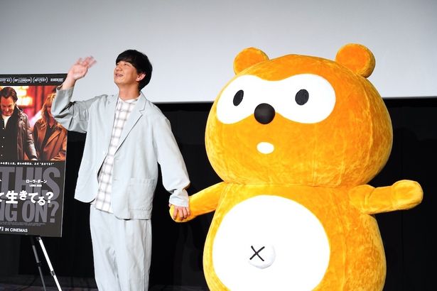 手をつないで手を振っていた