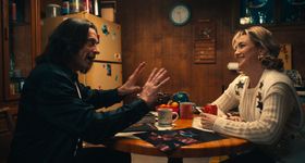 深夜に自宅で即興セッション!?『ソング・サング・ブルー』初デートの2人の姿を捉えた本編歌唱シーンをチラ見せ