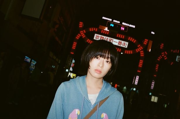 【写真を見る】家を飛び出した少女“じゅじゅ”が、SNSを頼りに歌舞伎町の“トー横”にたどり着く物語