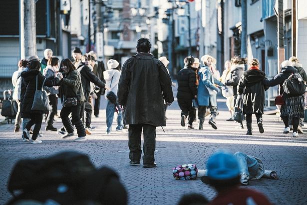 【写真を見る】佐藤二朗が“静”の狂気を体現！予告映像では“名無し”の過去と右手の謎の断片が…