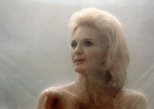 夫との性生活に不満を抱えるケイト役を演じたディキンソン。本国公開時48歳