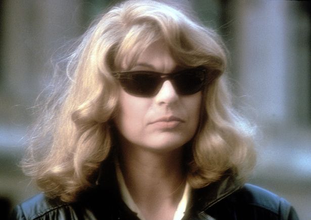 サングラスをかけた人物の目的とは？