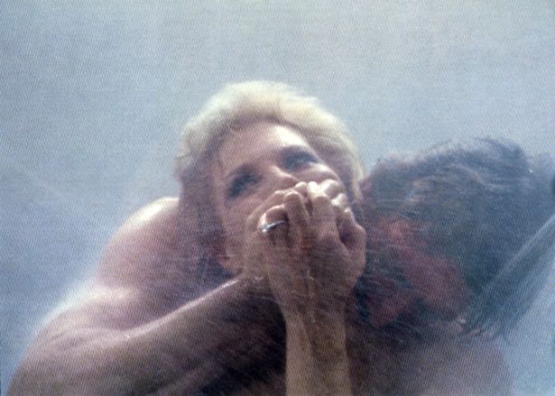 【写真を見る】欲求不満の人妻が性的な妄想にふける…デ・パルマ流エロス全開のシャワーシーン