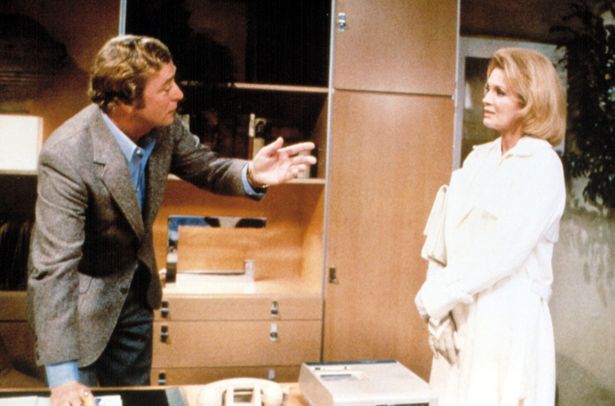 精神分析医のエリオットに診察を受けるケイト