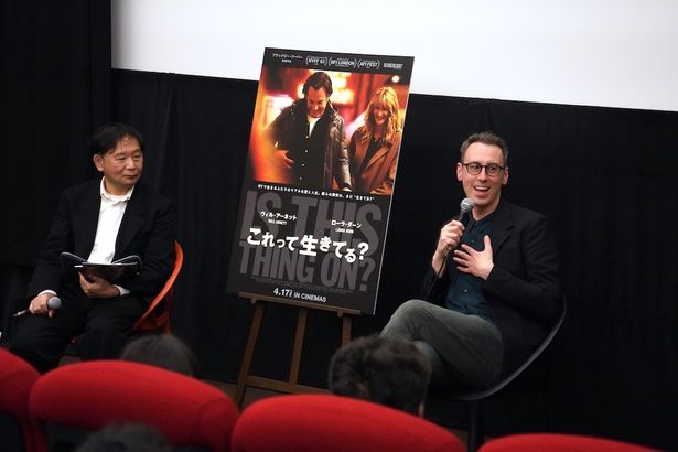 日本におけるスタンダップコメディについて語る場面も