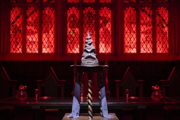 組み分け帽子など名シーンを展示で再現する(「ホグワーツからの招待状」)