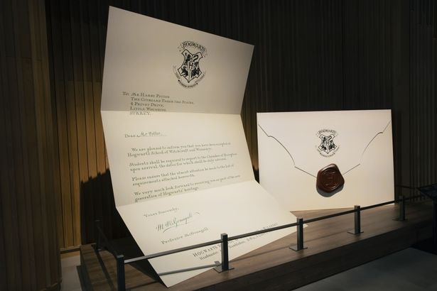 ロビーには招待状が客を出迎える(「ホグワーツからの招待状」)