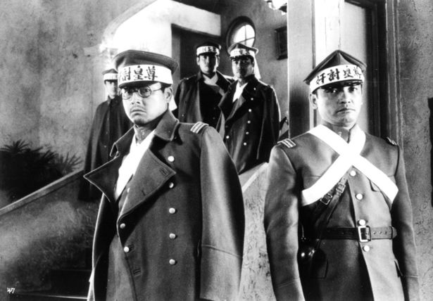 ポジ現像における漂白過程を精緻に調整した銀残し処理によって、二・二六事件の緊迫した空気をすくい上げた重厚な歴史劇(『226』)