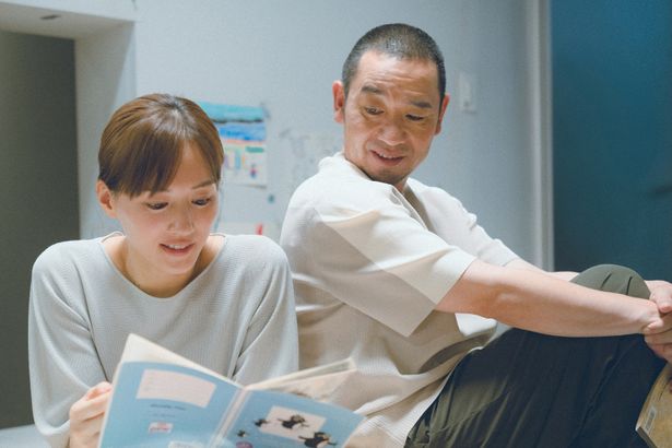 【写真を見る】夫婦らしく寄り添う音々(綾瀬はるか)と健介(大悟)