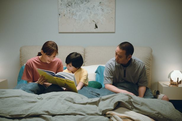 ベッドで読み聞かせる音々(綾瀬はるか)と健介(大悟)