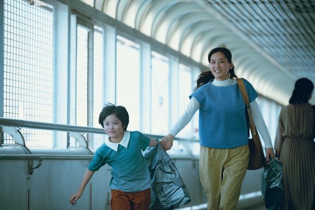 笑顔で走る音々(綾瀬はるか)