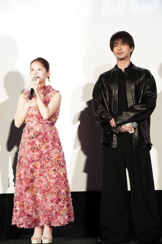 【写真を見る】畑芽育、立体的なフラワーモチーフが華やかなドレスで登場！