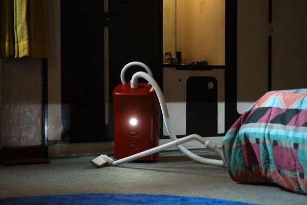 【写真を見る】掃除機とのロマンスが、国家をひっくり返す事件に!?タイの怪談から着想を得た、奇想天外なストーリーに世界が仰天