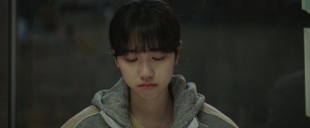 【写真を見る】お菓子を見つめながら黙り込んだままのイニョン(イ・レ)