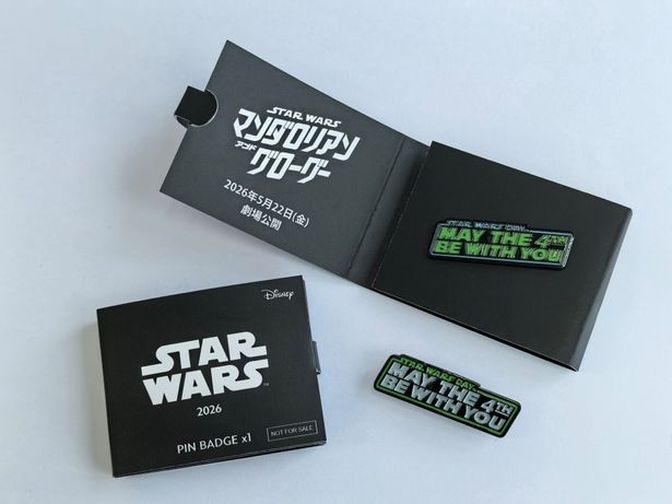 スター・ウォーズの日」特製ピンズ。対象ストアで「スター・ウォーズ」商品を1回合計5,500円(税込)以上購入すれば、先着でプレゼントしてもらえる