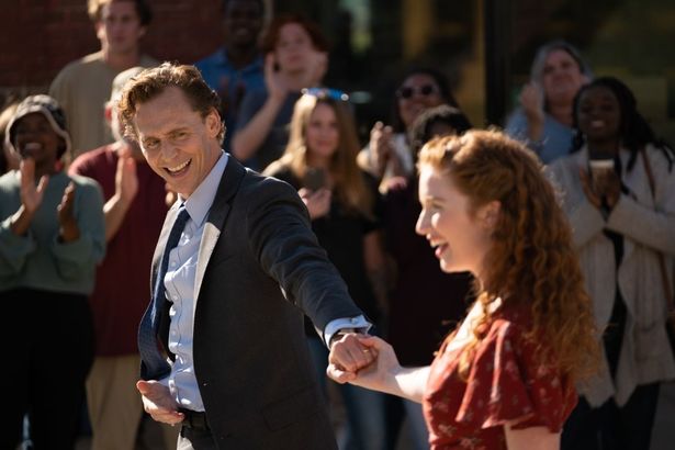 【写真を見る】主演のヒドルストンをはじめ、彼と息のあったステップを見せるアナリース・バッソらが撮影を振り返る特別映像が解禁に