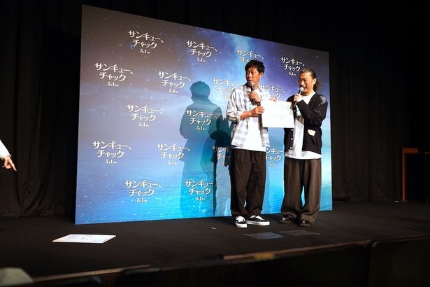 自身のフリップを投げ捨て、菅のフリップを一緒に持つ尾形