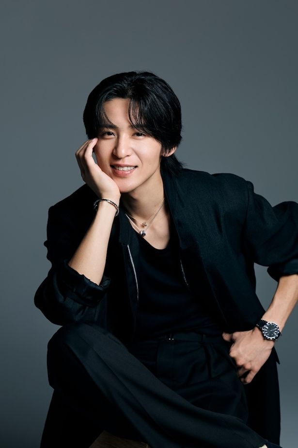 【写真を見る】「新しい自分とこれまでにない自信に出会えた」という目黒蓮。輝く笑顔を撮り下ろし！