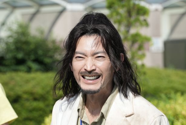 朝倉役を津田健次郎が演じる