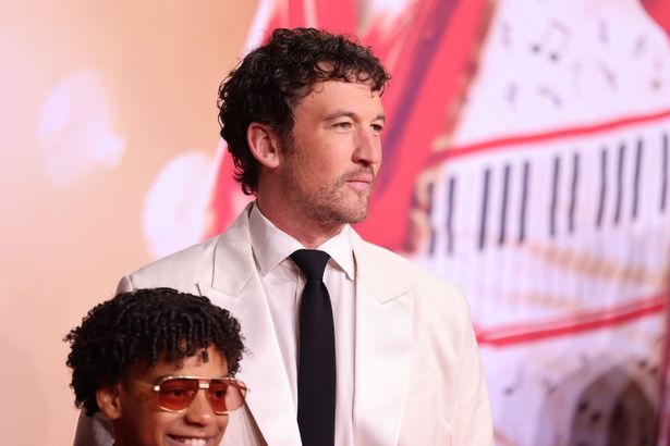 マイケルの長年の弁護士ジョン・ブランカを演じたマイルズ・テラー