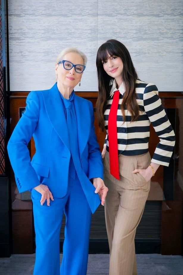 【写真を見る】20年経ったと思えぬ美しさ…！ブルースーツを着こなすメリル・ストリープ＆ネクタイコーデが可愛いアン・ハサウェイ